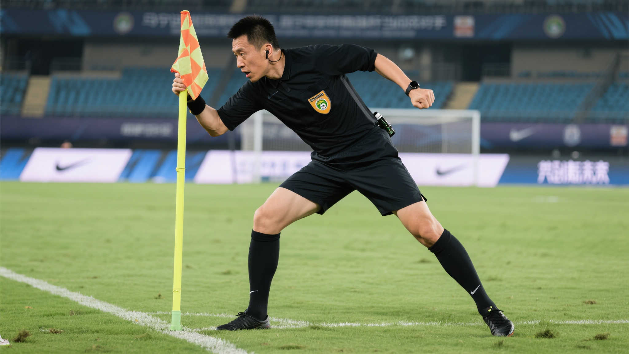 马宁赛前检查角旗杆,独特大臂一甩动作引关注 马宁赛前检查角旗杆,独特大臂一甩动作引关注